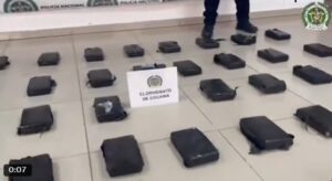 Lo que parecía una simple sospecha vecinal llevó a un hallazgo impactante en Teusaquillo. La rápida acción de una arrendadora permitió a la Policía incautar un cargamento de cocaína.