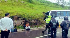 En la mañana de este martes, un grave accidente en la vía Bogotá–Girardot con un bus de servicio público dejó un saldo de una persona fallecida y diez heridos.