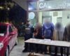 Aprovechaban la confusión en los cajeros para ganarse la confianza de sus víctimas, cambiarles la tarjeta y desocuparles la cuenta. Una mujer alertó a las autoridades y permitió la captura de los estafadores en Bogotá.
