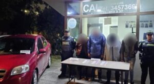 Aprovechaban la confusión en los cajeros para ganarse la confianza de sus víctimas, cambiarles la tarjeta y desocuparles la cuenta. Una mujer alertó a las autoridades y permitió la captura de los estafadores en Bogotá.