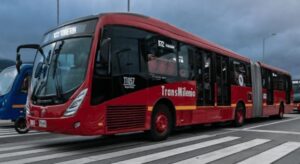 La Policía descubrió a una menor de 16 años transportando más de un kilo de marihuana en TransMilenio. La droga estaba empacada en bolsas herméticas dentro de su maleta.