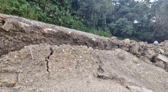 El riesgo de deslizamiento en Villeta encendió las alarmas de las autoridades ambientales, tras detectarse la acumulación ilegal de escombros sobre un terreno inestable cercano a varias viviendas.