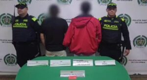 Aprovechando un momento de distracción, dos hombres simularon ayudar a una mujer en uno de los cajeros de Bogotá para luego intercambiar su tarjeta y huir.