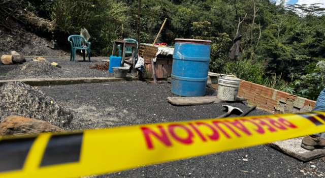 Una construcción ilegal, levantada sobre terreno inestable y a pocos metros de una quebrada en Cundinamarca, fue suspendida por la CAR tras una denuncia ciudadana.