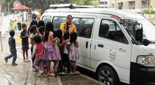 Tras días de incertidumbre en pleno centro de Bogotá, algunos niños Emberá fueron trasladados a lugares seguros, luego de un complejo acuerdo entre autoridades y la comunidad.
