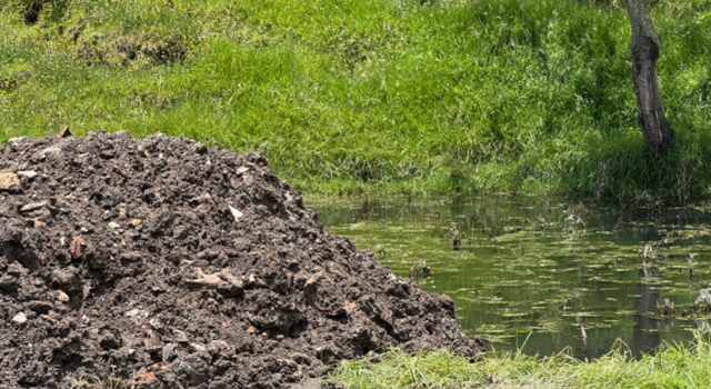 Una volqueta fue sorprendida en plena descarga ilegal de escombros en zona rural de Cundinamarca. La rápida reacción de la comunidad permitió la intervención de la CAR.