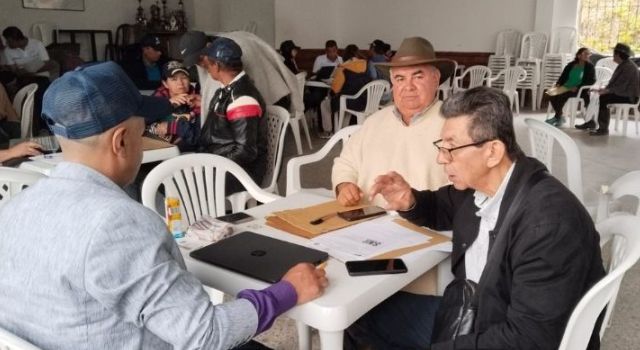 Campesinos de Cundinamarca comienzan un proceso que podría cambiar su relación con la tierra: acceder, por fin, a un título que respalde lo que han trabajado durante años.