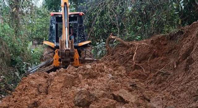 Deslizamientos, taponamientos y pérdida de banca han obligado a Cundinamarca a actuar con rapidez. Más de 60 municipios reciben atención prioritaria para mantener la movilidad en medio de la ola invernal.