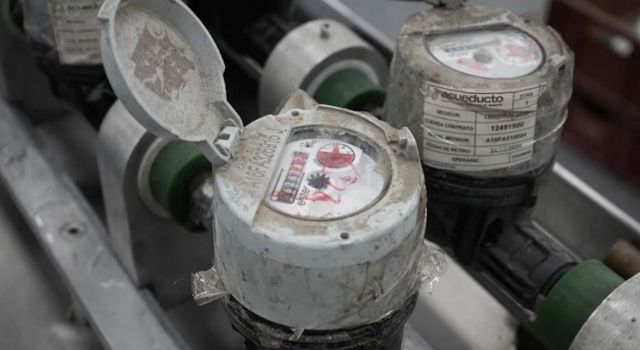 Un hallazgo inesperado dejó al descubierto una red de robo de agua en Bogotá. Las pérdidas superan los mil millones de pesos y el caso ha encendido las alarmas sobre el control del recurso en la ciudad.