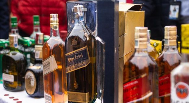 Un operativo en Cundinamarca reveló una red que distribuía licor adulterado, poniendo en riesgo a miles de consumidores. Antes de comprar, es vital estar alerta y verificar cada detalle para no caer en esta trampa.