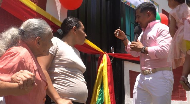 Un gesto que emociona a todo el país: alcalde de Villeta entrega casas gratuitas a familias vulnerables