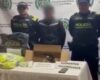 Dos hombres fueron capturados en Bogotá tras protagonizar un hurto a menores con arma blanca y esconderse usando prendas policiales. El hecho generó un intento de linchamiento por parte de la comunidad