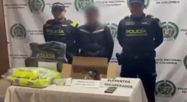 Dos hombres fueron capturados en Bogotá tras protagonizar un hurto a menores con arma blanca y esconderse usando prendas policiales. El hecho generó un intento de linchamiento por parte de la comunidad