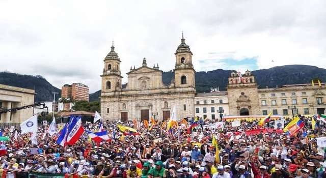 Luego de varios días de concentración en la Universidad Nacional, los indígenas se despiden de Bogotá, dando fin a una movilización pacífica por el Día del Trabajo.