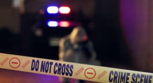 Un joven fue brutalmente asesinado mientras orinaba en la calle, tras ser abordado por siete personas que lo atacaron con cuchillos, varillas y piedras en plena vía pública del barrio Córdoba, en el sur de Bogotá.
