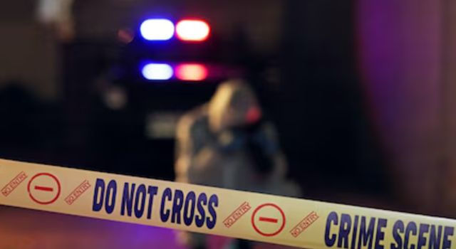Un joven fue brutalmente asesinado mientras orinaba en la calle, tras ser abordado por siete personas que lo atacaron con cuchillos, varillas y piedras en plena vía pública del barrio Córdoba, en el sur de Bogotá.