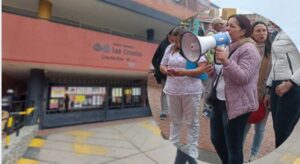 Familiares y allegados a la menor de edad, víctima de un presunto abuso en Soacha se movilizaron frente a la Alcaldía mientras exigen que se investigue a fondo el funcionamiento del establecimiento.