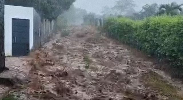 Las fuertes lluvias en Viotá han desbordado las quebradas La Pilama y San Juan, causando severas inundaciones y deslizamientos de tierra que están afectando a varias familias del municipio.