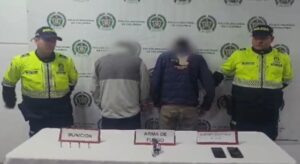 El robo de una camioneta en el sur de Bogotá desató un operativo de película que terminó con dos adultos capturados y un menor aprehendido.