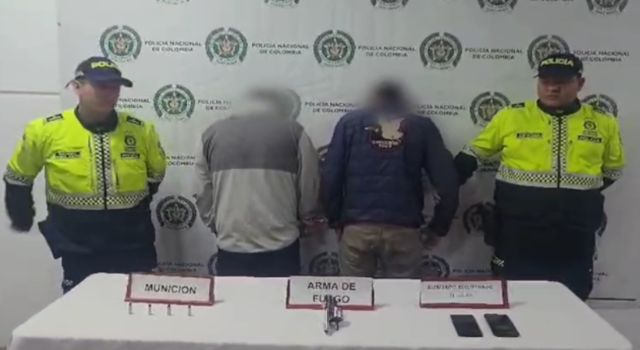 El robo de una camioneta en el sur de Bogotá desató un operativo de película que terminó con dos adultos capturados y un menor aprehendido.