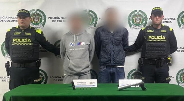 En medio de operativos en Bogotá, fueron capturados dos menores armados y capturados dos adultos que portaban un arma con silenciador en un taxi.