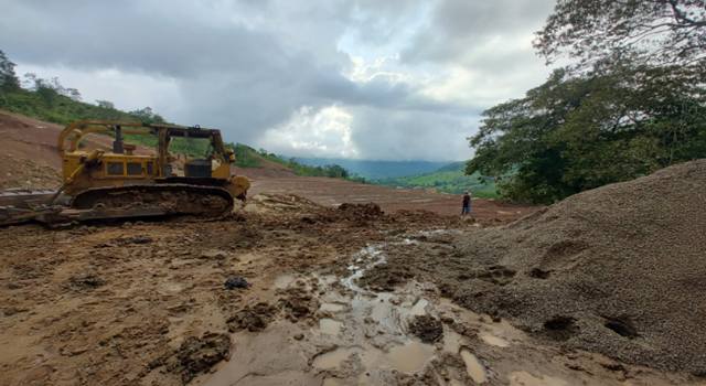 Una intervención sin permisos encendió las alarmas ambientales tras poner en riesgo una fuente hídrica en Cundinamarca, donde maquinaria pesada removía tierra a pocos metros del cauce.