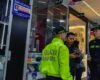 La Policía intervino 70 negocios donde se comercializaban celulares robados en Bogotá. En la operación incautaron 45 equipos con reporte de hurto y abrieron procesos de extinción de dominio.