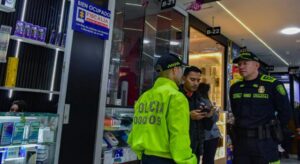 La Policía intervino 70 negocios donde se comercializaban celulares robados en Bogotá. En la operación incautaron 45 equipos con reporte de hurto y abrieron procesos de extinción de dominio.