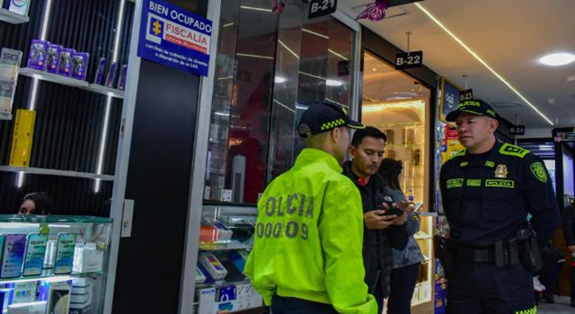 La Policía intervino 70 negocios donde se comercializaban celulares robados en Bogotá. En la operación incautaron 45 equipos con reporte de hurto y abrieron procesos de extinción de dominio.