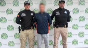 Un piloto colombiano desapareció del radar por años, mientras la justicia internacional lo buscaba por su papel en operaciones aéreas del narcotráfico. Fue hallado en Bogotá, oculto tras una identidad falsa.
