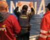 La presencia de menores en bares durante operativos nocturnos encendió las alarmas en Bogotá. Lo que parecía una simple inspección terminó revelando licor vencido y armas blancas.