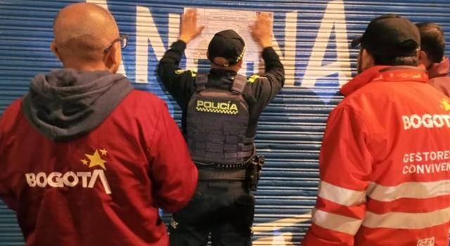 La presencia de menores en bares durante operativos nocturnos encendió las alarmas en Bogotá. Lo que parecía una simple inspección terminó revelando licor vencido y armas blancas.