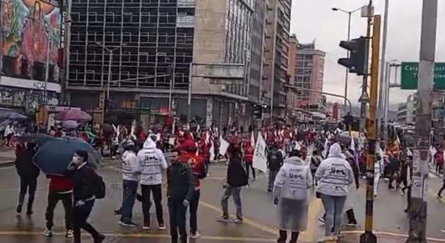 La capital arrancó una semana marcada por múltiples manifestaciones sociales. Desde este lunes, campesinos bloquearon vías del centro, y se esperan más protestas en Bogotá en los próximos días