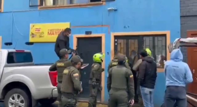 Una nueva modalidad de tráfico de droga en Bogotá quedó al descubierto tras un operativo de la Policía: los delincuentes marcaban sus dosis con el logo de Batman para atraer compradores en la localidad de Los Mártires.