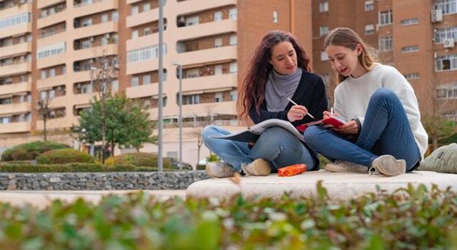 Estudio gratis en Bogotá es posible gracias a la nueva convocatoria de ‘Jóvenes a la E’, que ofrece 3.000 becas para bachilleres que deseen iniciar estudios técnicos, tecnológicos o universitarios desde este mes de mayo.
