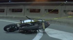 Un motociclista murió tras perder el control del vehículo en una curva del puente que conecta la calle 45 con la avenida NQS. El copiloto fue expulsado y cayó al vacío en un accidente que conmociona a Teusaquillo.