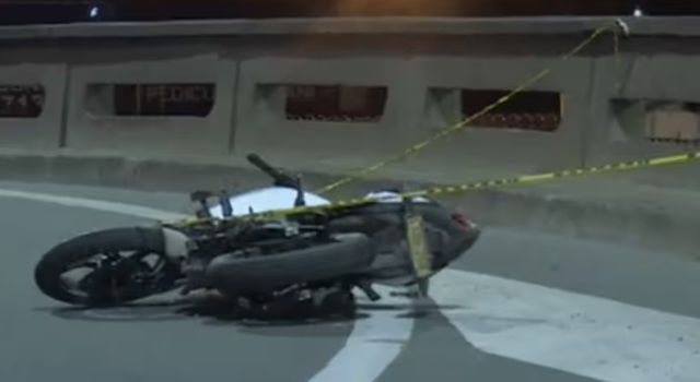 Un motociclista murió tras perder el control del vehículo en una curva del puente que conecta la calle 45 con la avenida NQS. El copiloto fue expulsado y cayó al vacío en un accidente que conmociona a Teusaquillo.