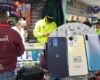 Tras una investigación de la Fiscalía, las autoridades pusieron la lupa sobre varios locales del centro de Bogotá que estarían involucrados en la venta de celulares robados.