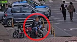 Tenía uniforme, simulaba alistarse frente a policías y cruzaba la calle por más producto. Así operaba un vendedor de droga que usaba su disfraz para no levantar sospechas.
