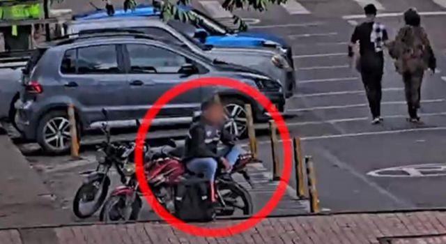 Tenía uniforme, simulaba alistarse frente a policías y cruzaba la calle por más producto. Así operaba un vendedor de droga que usaba su disfraz para no levantar sospechas.