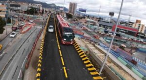 El nuevo puente vehicular sobre la avenida Suba ya está en funcionamiento. Aunque su construcción enfrentó retrasos y sanciones al contratista, ahora promete mejorar la movilidad de miles de usuarios al norte de Bogotá.
