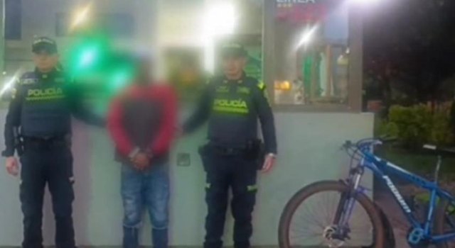 Durante labores de patrullaje en Bogotá, un ciudadano fue sorprendido ocultando una bicicleta robada dentro de un caño. El hallazgo fue posible gracias al rastreo en la plataforma oficial Registro Bici.