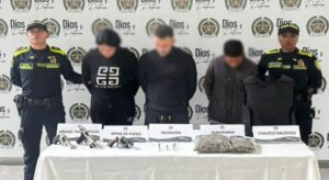 Un centro de droga operaba a pocos pasos de varios colegios en Bogotá. Entre los muebles escondían armas, droga y un chaleco antibalas.