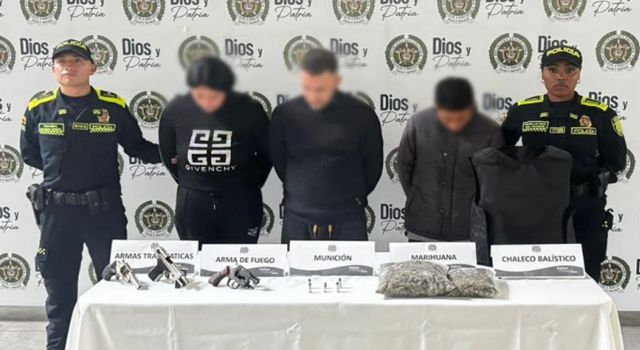 Un centro de droga operaba a pocos pasos de varios colegios en Bogotá. Entre los muebles escondían armas, droga y un chaleco antibalas.