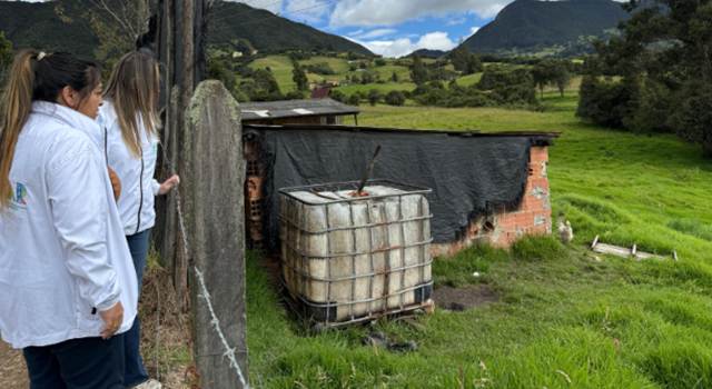 Vertimientos sin control, olores ofensivos y estructuras deterioradas llevaron a la suspensión de una actividad porcícola en Cundinamarca.