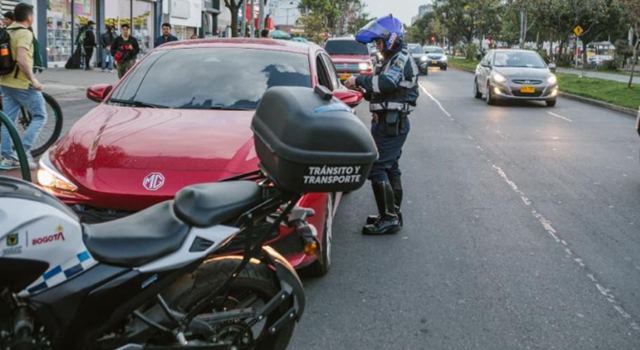 Estacionar mal en Bogotá le puede salir más caro de lo que imagina: no solo implica una multa, sino también la suspensión de su licencia si reincide. Más de 200 personas ya enfrentan esa realidad.
