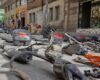 Un sencillo local que aparentaba dedicarse al reciclaje resultó ser la tapadera de un centro ilegal donde desarmaban motos robadas. Las autoridades encontraron más de 300 autopartes.