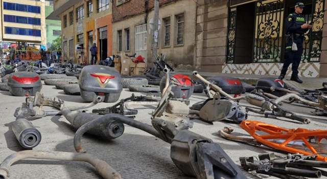 Un sencillo local que aparentaba dedicarse al reciclaje resultó ser la tapadera de un centro ilegal donde desarmaban motos robadas. Las autoridades encontraron más de 300 autopartes.
