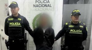 En la Terminal de Bogotá, un ciudadano estadounidense intentó pasar desapercibido fingiendo ser sordo y portando una cédula falsa.