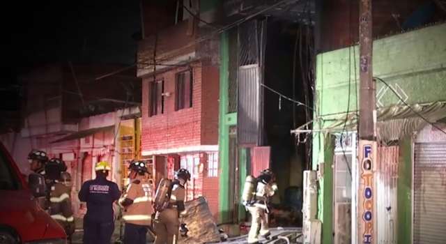 Un incendio en fabrica de colchones, precedido por una explosión hacia las 11 p. m. en Bogotá, provocó daños materiales en varias viviendas vecinas y obligó a evacuar de urgencia a los residentes